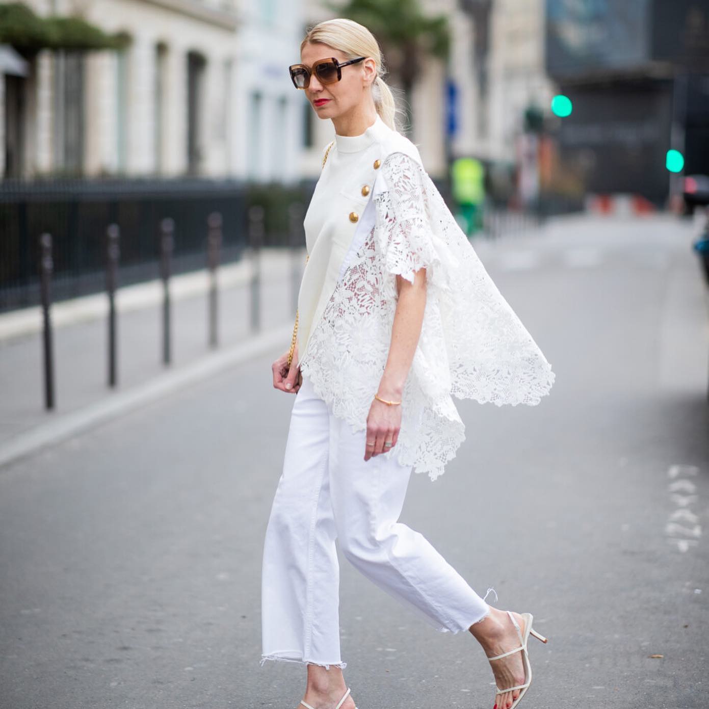 Как носить белые джинсы этим летом: 5 модных идей от стилиста